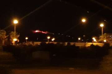 Incendio en la cumbre de Telde, visible desde la parte baja del municipio (FOTO TA, Efe, Francisco Javier Santana y Jesús Ruiz Mesa)